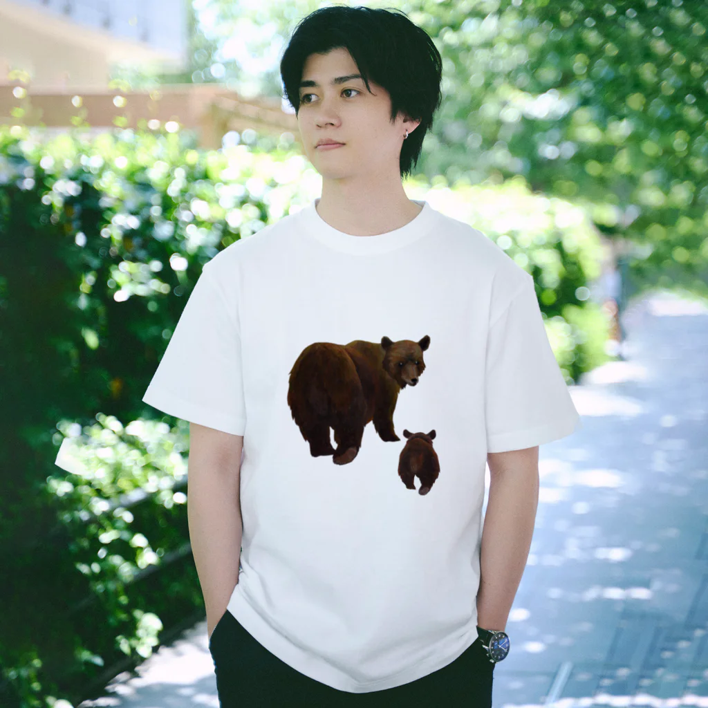 Makiko Goto goods storeの冬眠めざめのおやこヒグマ Regular Fit T-Shirt