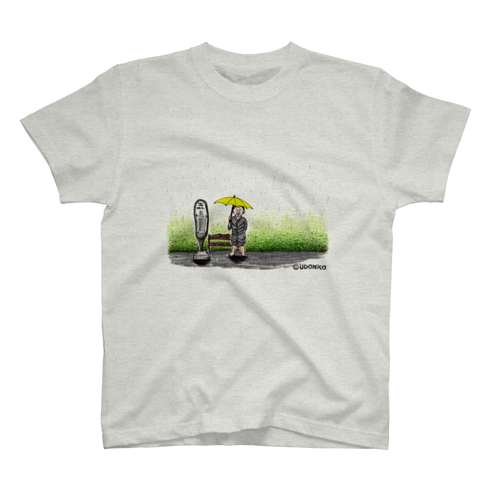 縁起のいいおじさんの雨の中のおじさん Regular Fit T-Shirt