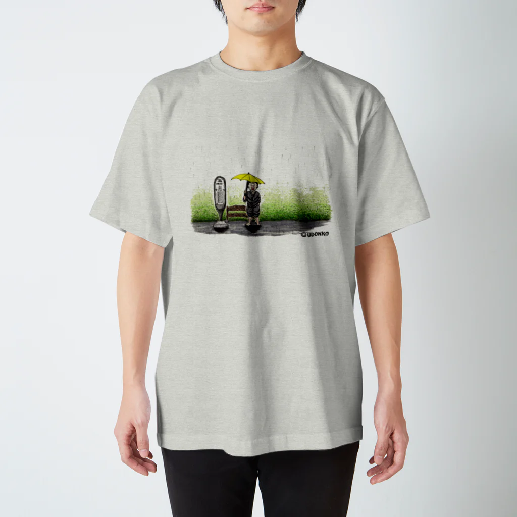 縁起のいいおじさんの雨の中のおじさん Regular Fit T-Shirt