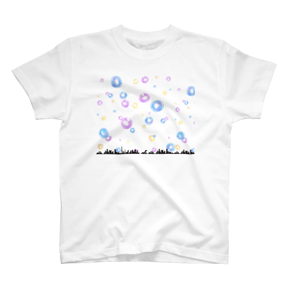 クロの店のしゃぼん玉と街並み Regular Fit T-Shirt