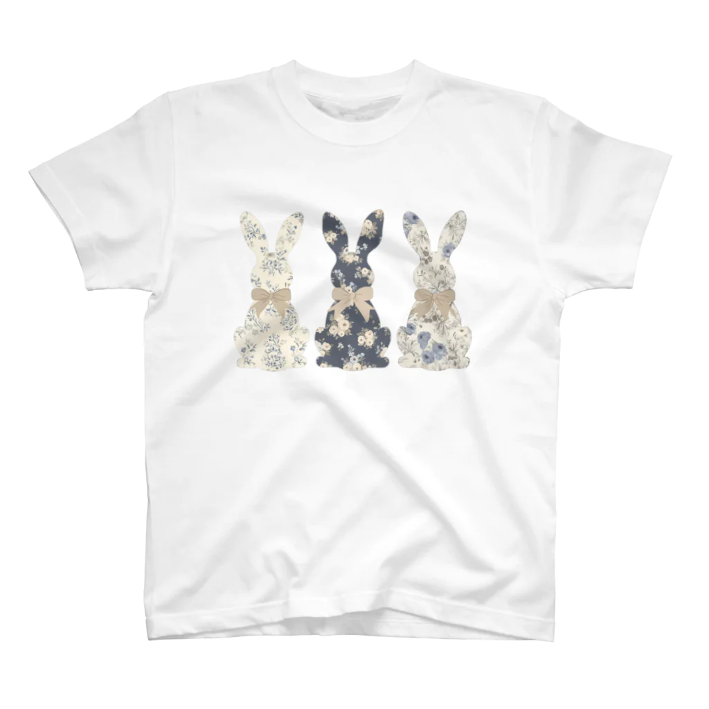Kina-designの花柄うさぎ ナチュラルテイストのうさぎ柄 おしゃれ＆かわいいグッズ Regular Fit T-Shirt