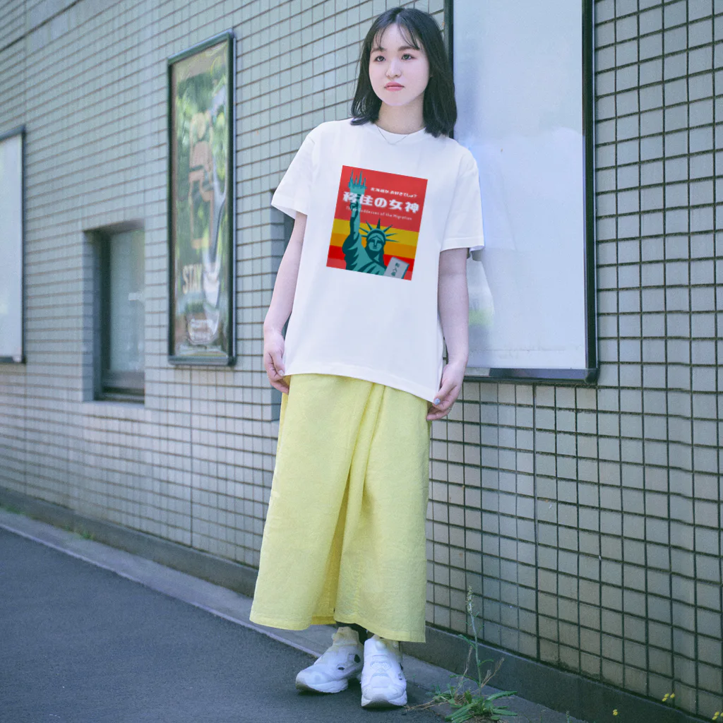 音声配信「移住の女神」公式グッズの移住の女神ファンTシャツ（往年のレトルトカレー風バージョン） Regular Fit T-Shirt