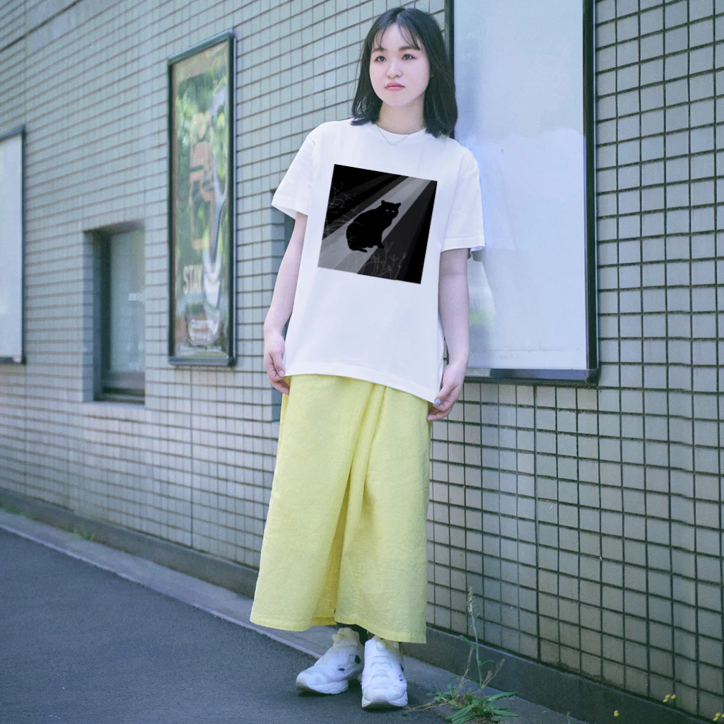SOKICHISAITOのどうしても行くというのかい？この先はあの世だぜ。その猫は先を急ぐ俺にそう告げた。#black Regular Fit T-Shirt