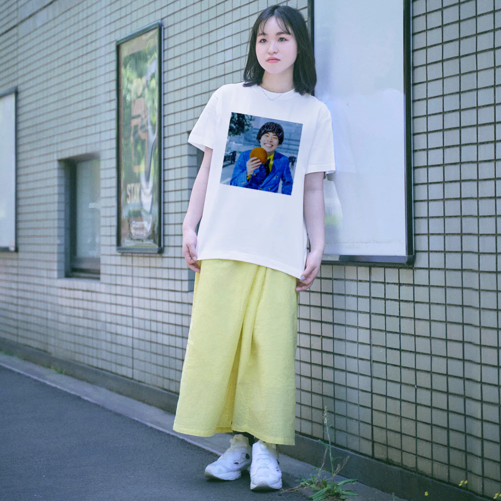 サツマカワRPGのサツマカワRPGが雪の中どら焼きを食べるTシャツ Regular Fit T-Shirt