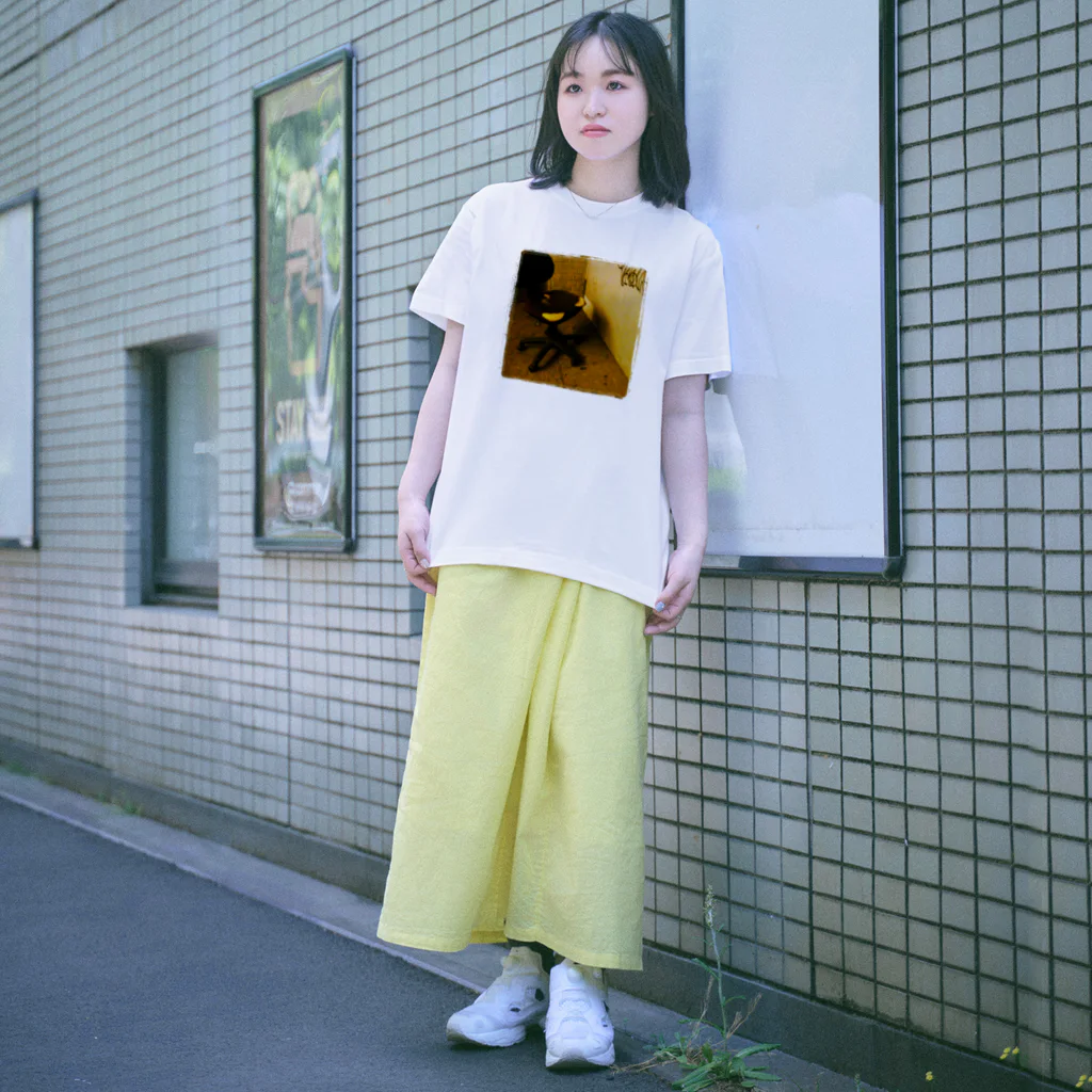 たぬきの新宿東口の片隅 Regular Fit T-Shirt