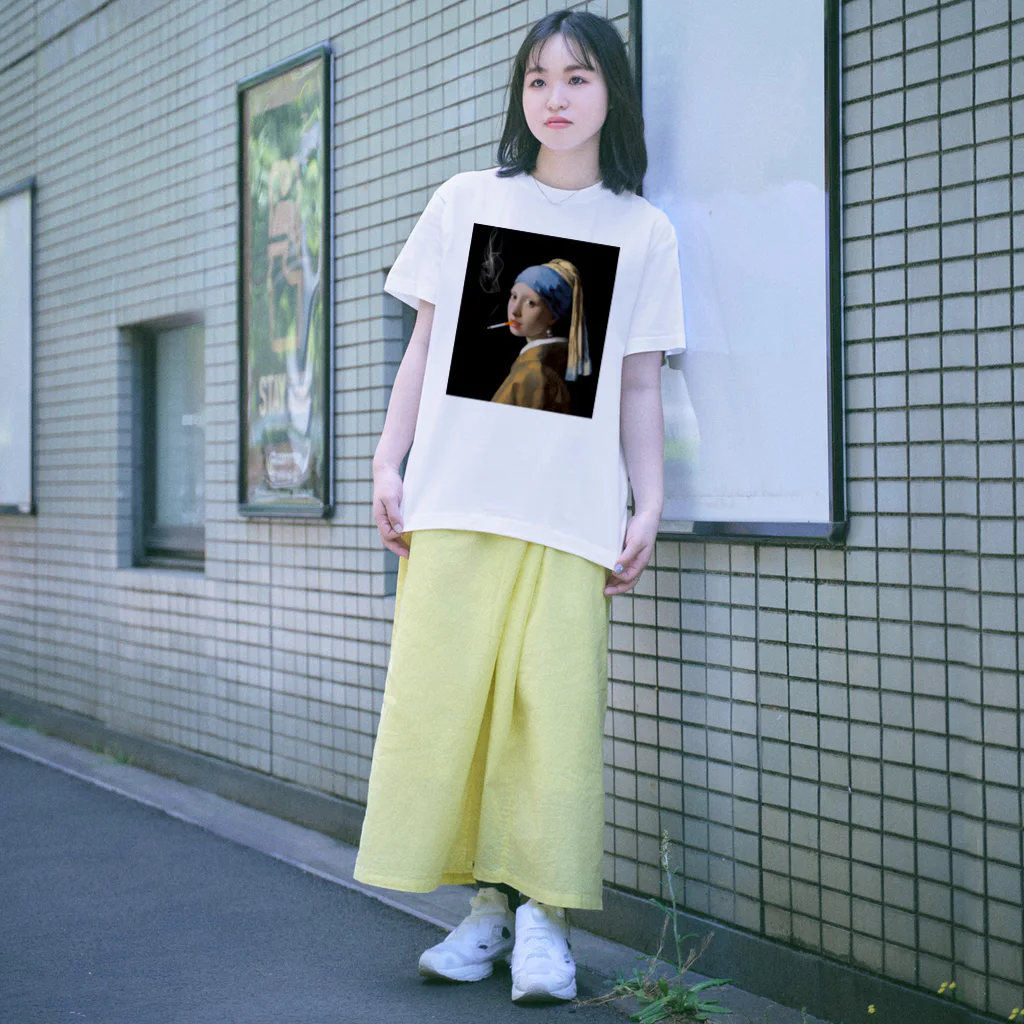 DRIPPEDのくわえタバコの少女 咥えタバコの少女-真珠の耳飾りの少女- Regular Fit T-Shirt