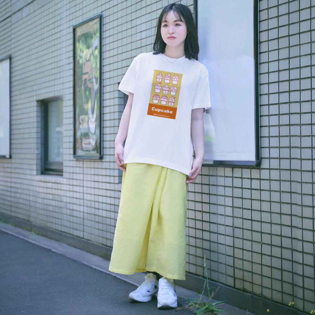 Cafe・de・ぬりえ ShopのCupcake Regular Fit T-Shirt
