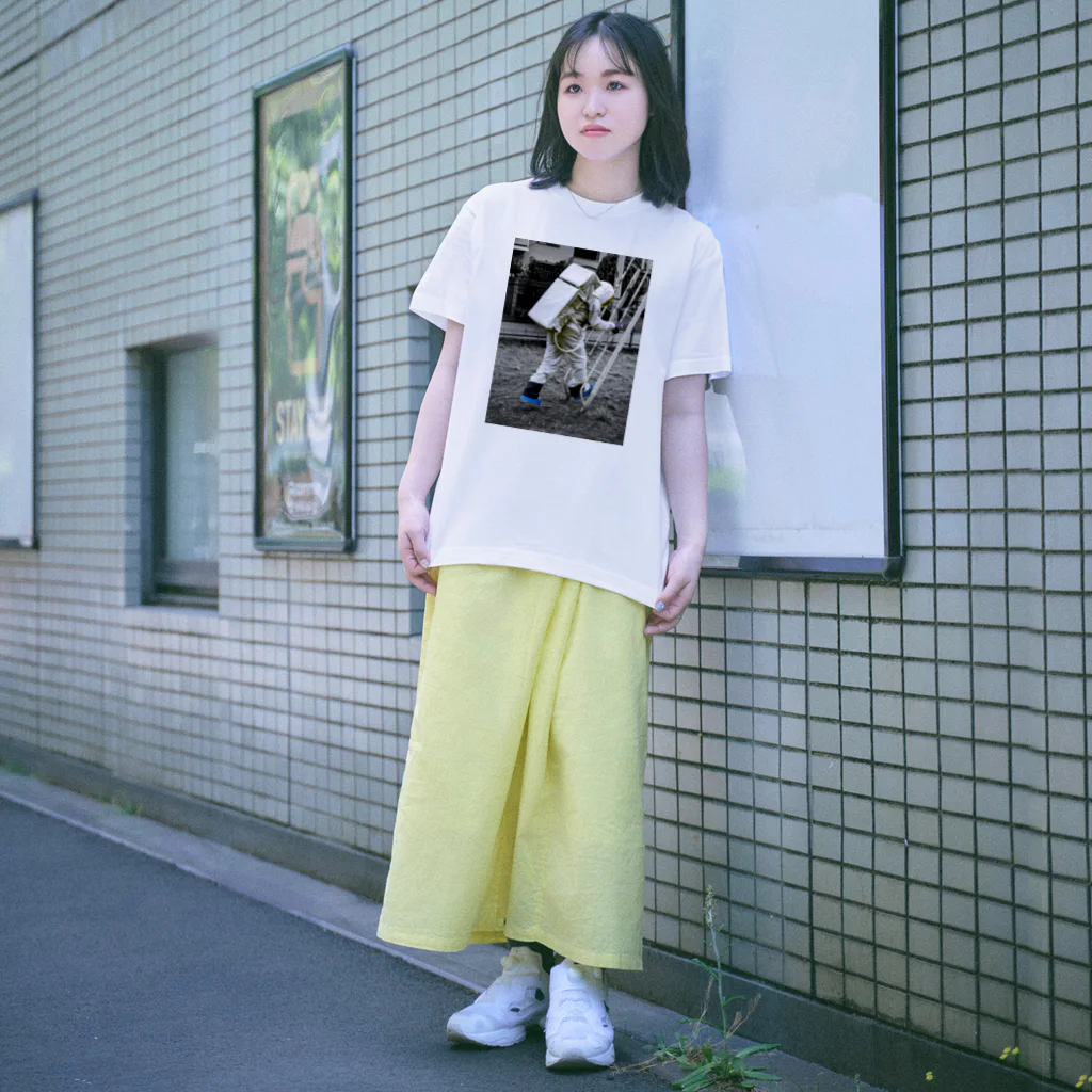 宇宙飛行士の日常の地球面着陸【ブラックver.】 Regular Fit T-Shirt