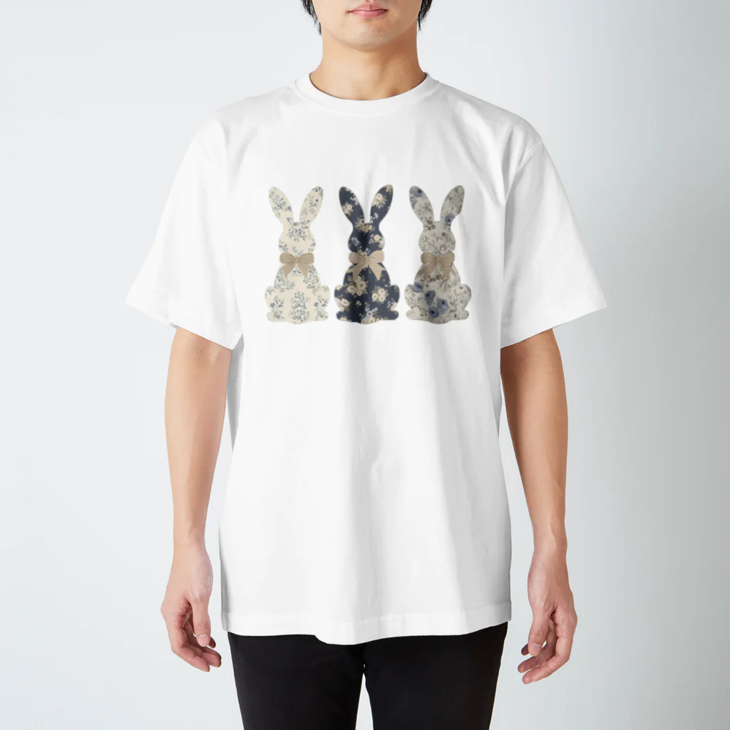 Kina-designの花柄うさぎ ナチュラルテイストのうさぎ柄 おしゃれ＆かわいいグッズ Regular Fit T-Shirt