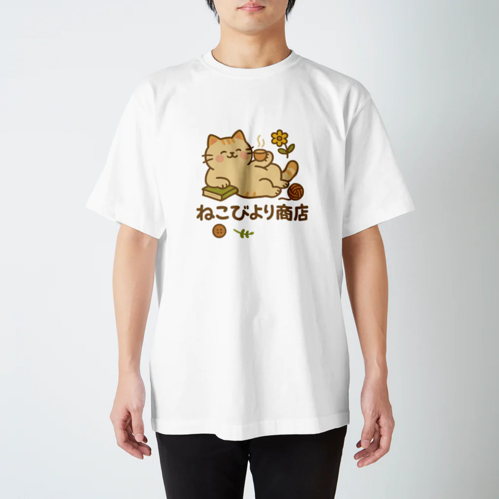ねこびより商店のねこびより看板ねこTシャツ（Nekobiyori Shop Mascot Tee） Regular Fit T-Shirt