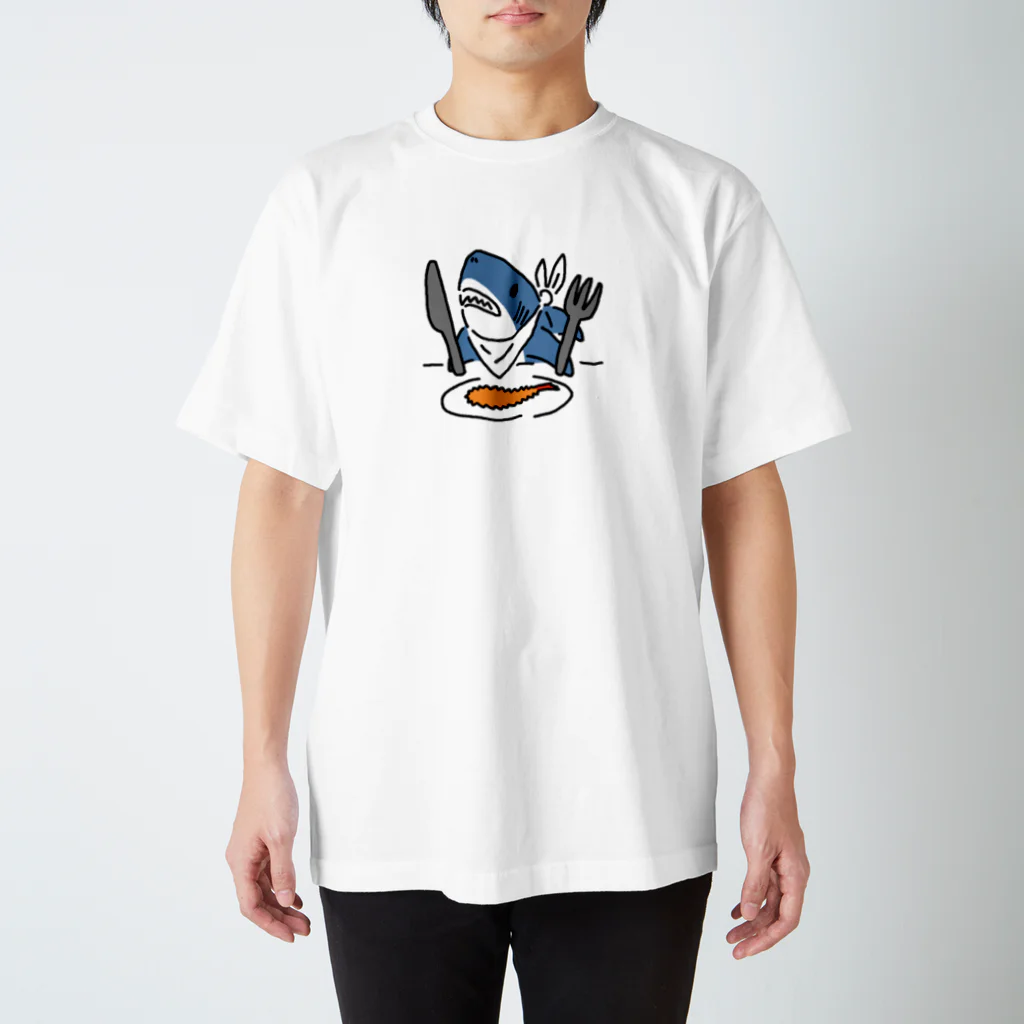 サメ わりとおもいのエビフライを食べようとするサメ Regular Fit T-Shirt