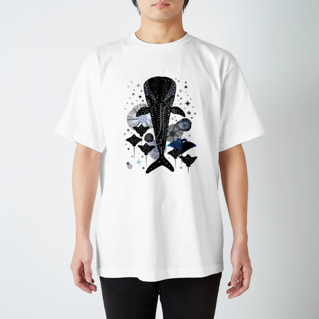 みなとまち層のジンベエザメとマンタたち Regular Fit T-Shirt