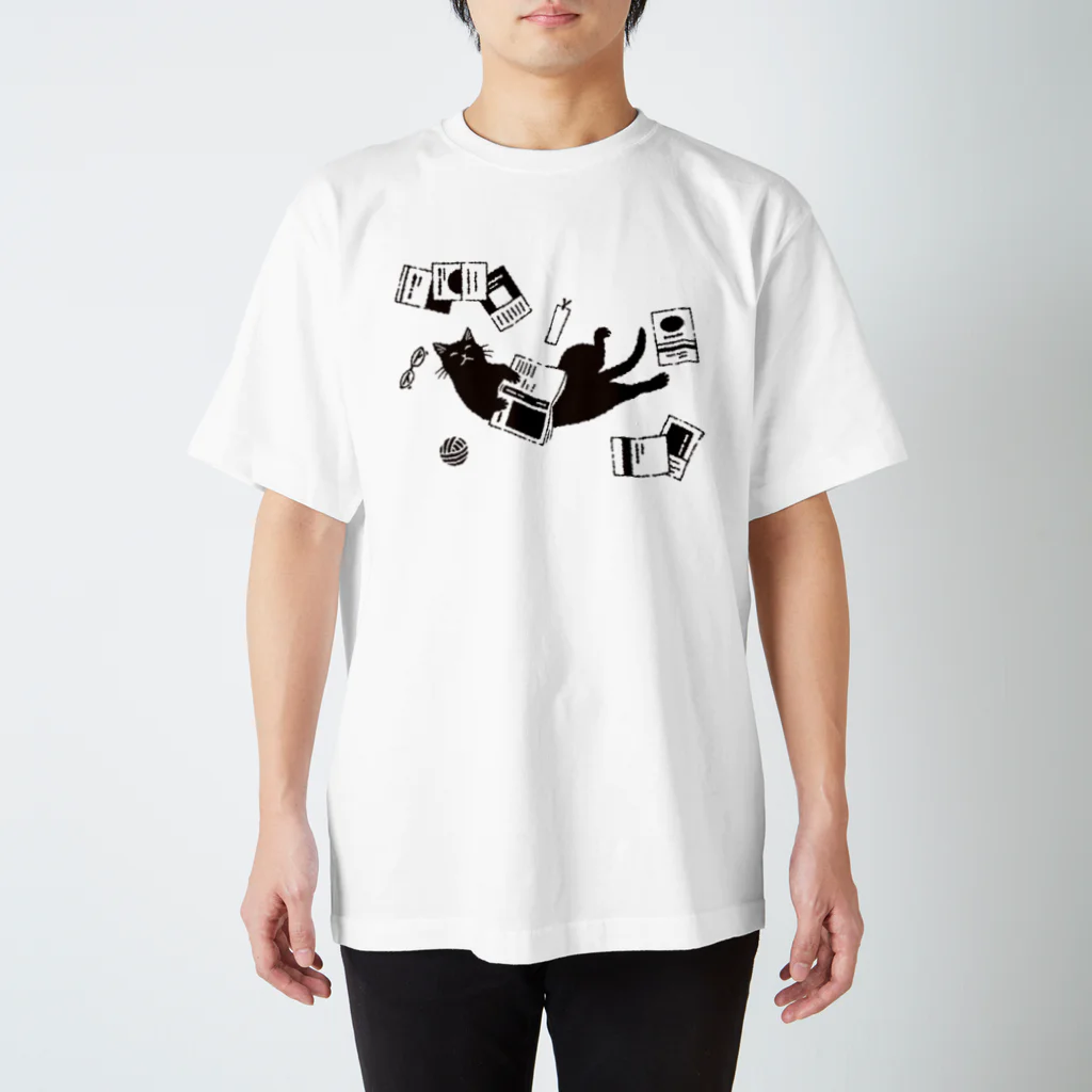 123izmの読書ねこ（黒） Regular Fit T-Shirt