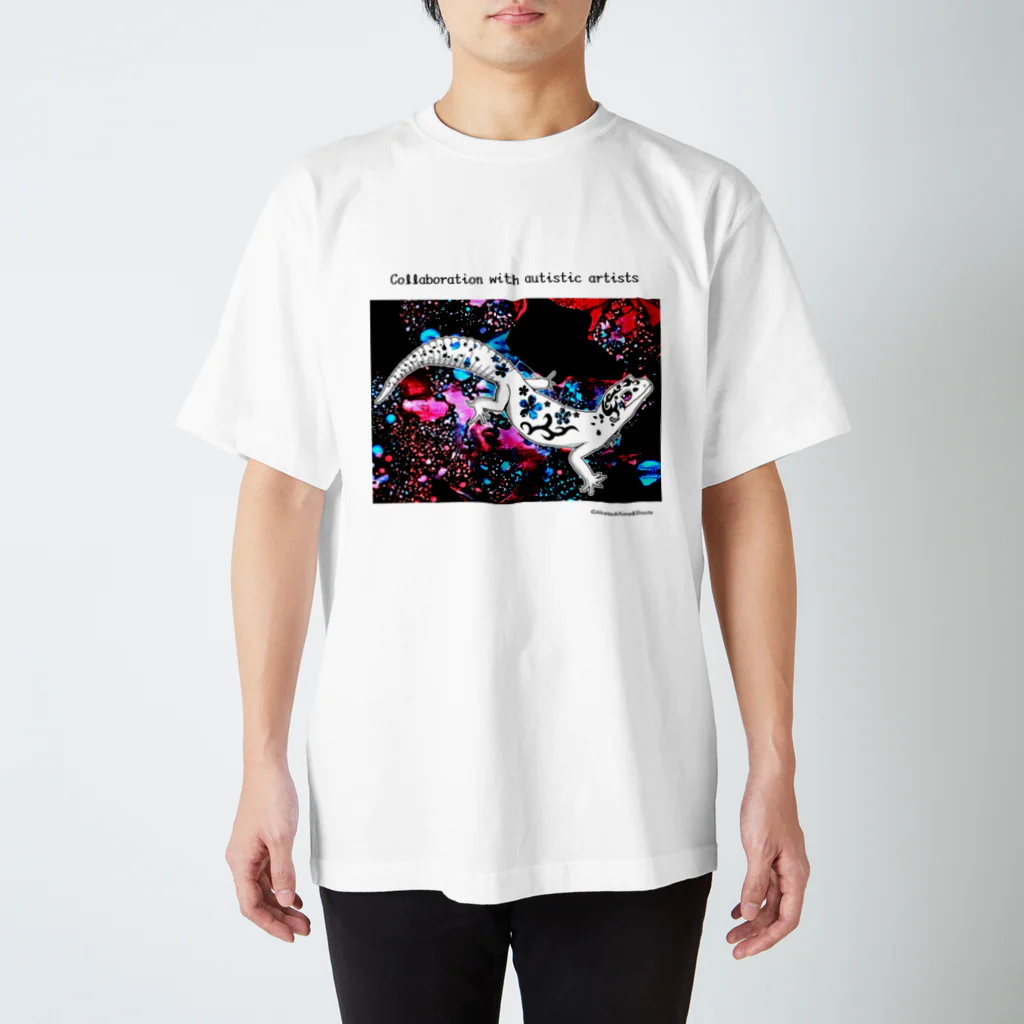 箱庭金魚❀暁姫のCollaboration with autism 桜トライバルレオパ Regular Fit T-Shirt