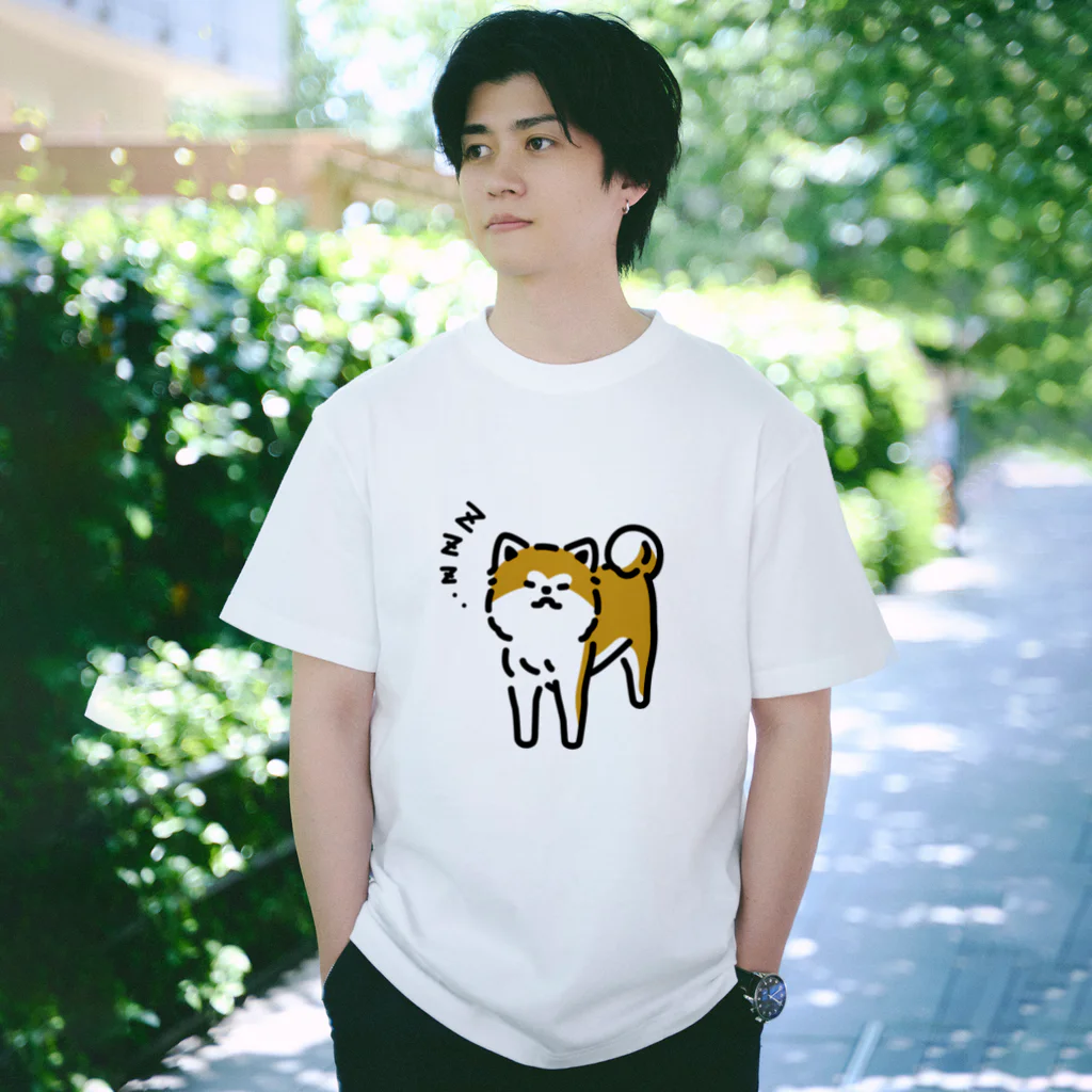おもかわ〜おもしろい・かわいい専門店〜の立ち寝秋田犬 Regular Fit T-Shirt