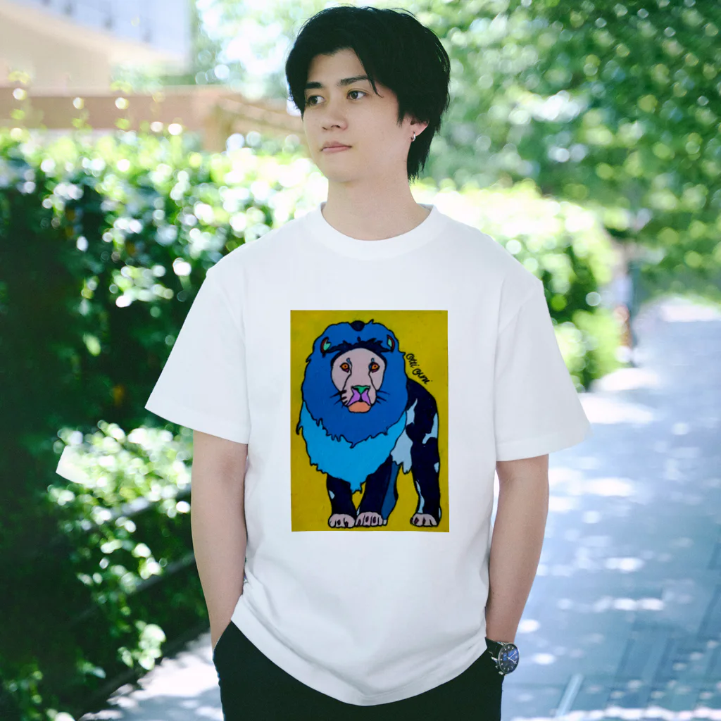 Otti Ouriの青いライオン黄色い風 Regular Fit T-Shirt