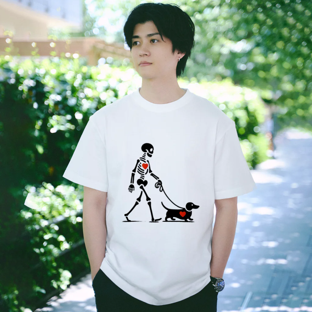 スカル・スペクトラムのハートフルスケルトン×ミニチュアダックスフント Regular Fit T-Shirt