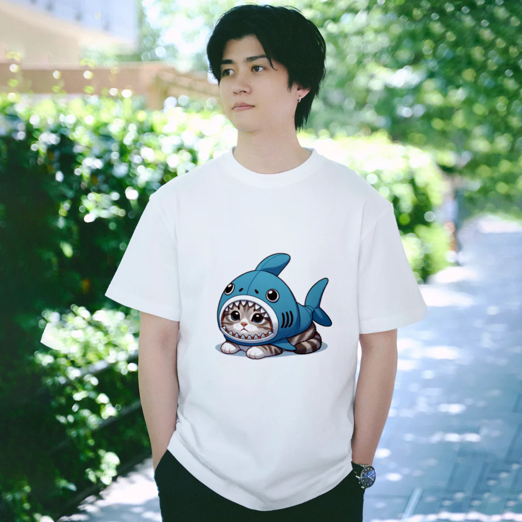 IloveCatのサメのフードを被った可愛らしい子猫 Regular Fit T-Shirt