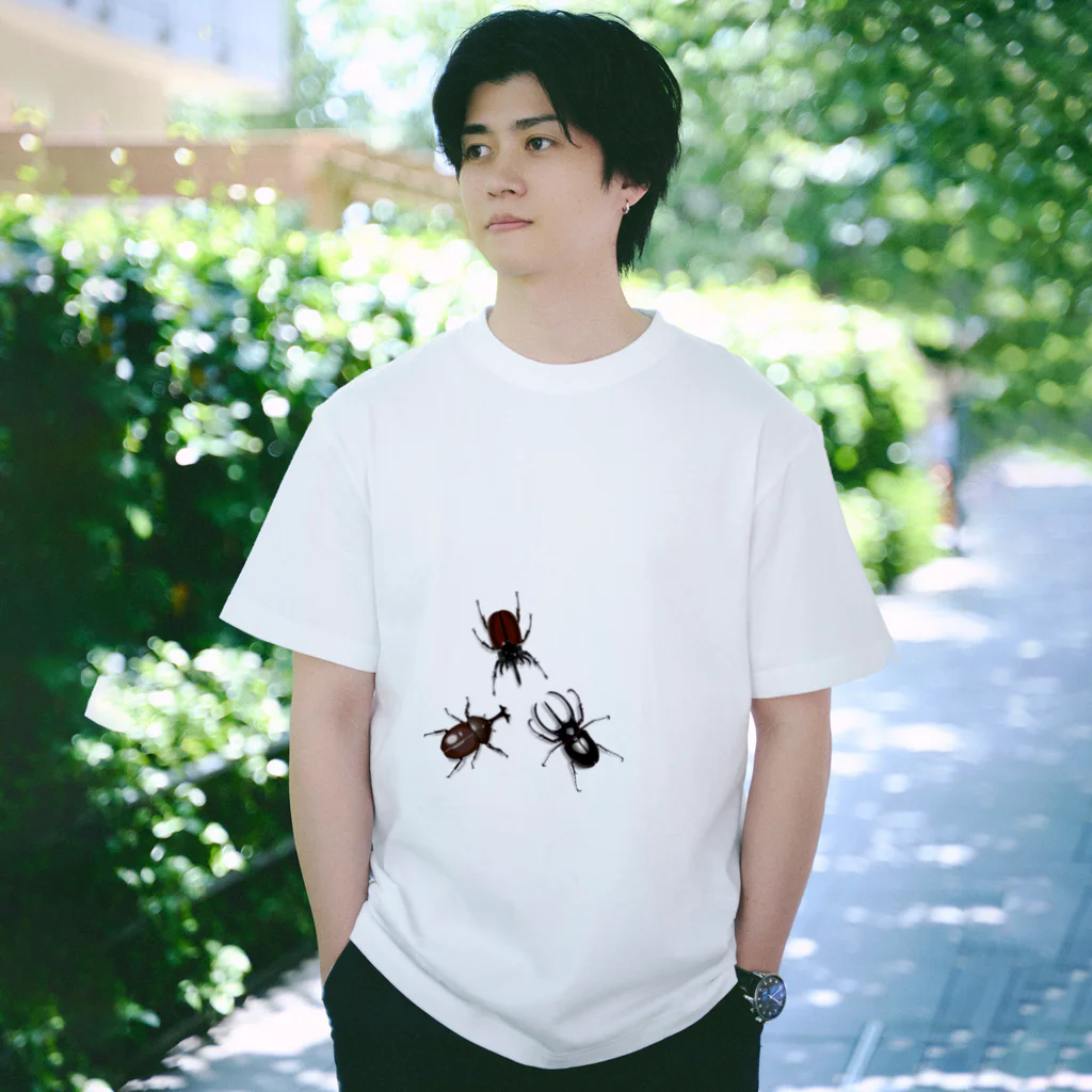 Drecome_Designのいたずらデザイン(ちょっとカブトムシついてますよ) Regular Fit T-Shirt