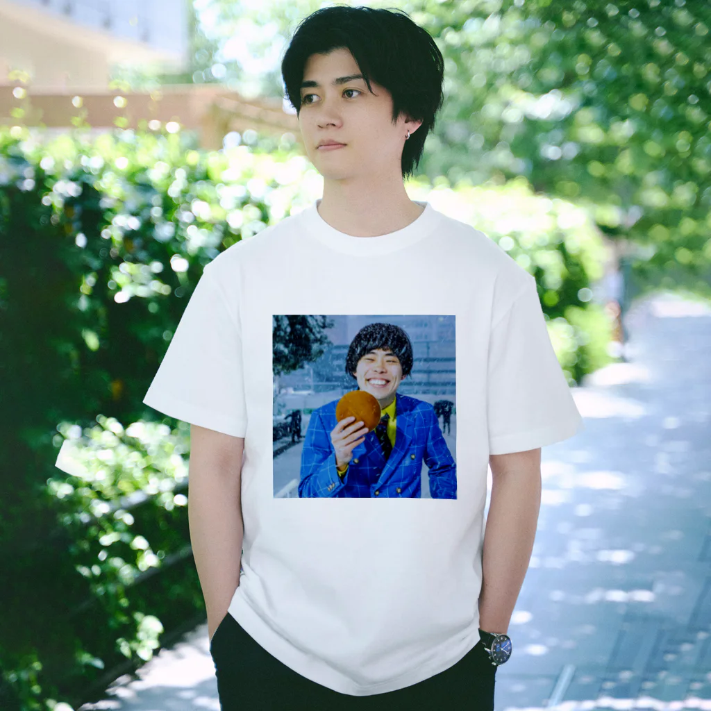 サツマカワRPGのサツマカワRPGが雪の中どら焼きを食べるTシャツ Regular Fit T-Shirt