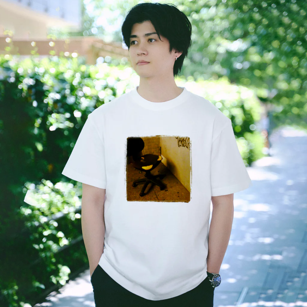 たぬきの新宿東口の片隅 Regular Fit T-Shirt