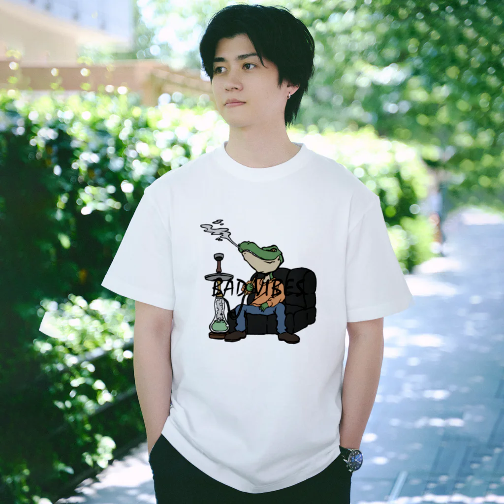 BAD VIBESのHookah Tee (White) Regular Fit T-Shirt