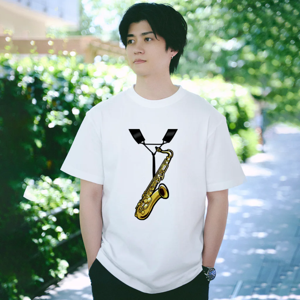 オカヤマの肩からサックスをぶら下げる Regular Fit T-Shirt