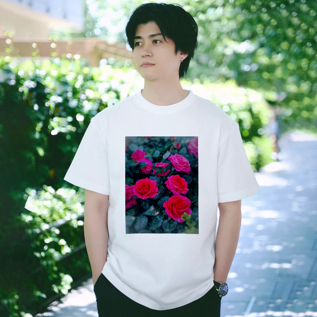 ナスタチウムのお花図鑑の雨の日のバラの世界 Regular Fit T-Shirt