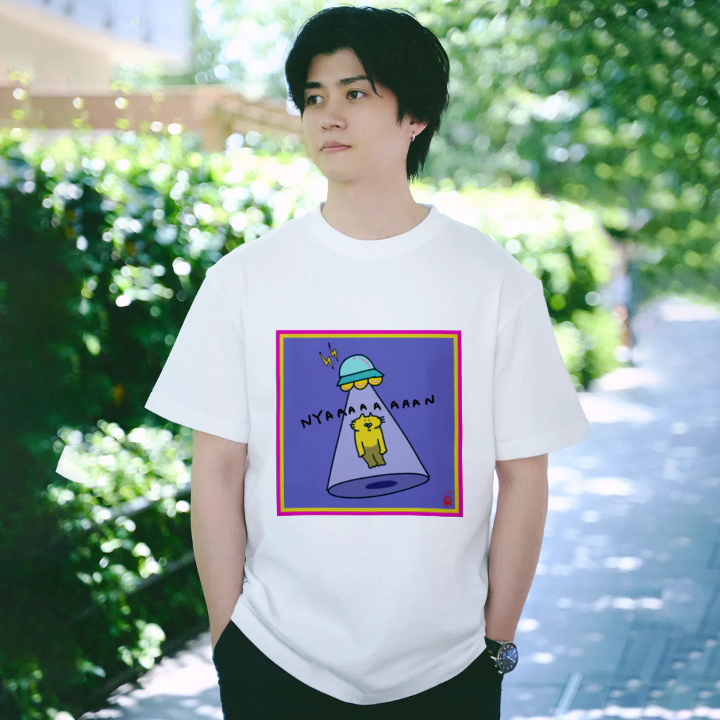 なで肩うさぎのTシャツ屋さんのUFOと黄色いネコ Regular Fit T-Shirt