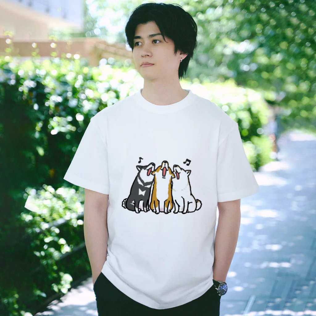 真希ナルセ（マキナル）の歌う三柴（赤・黒・白） Regular Fit T-Shirt