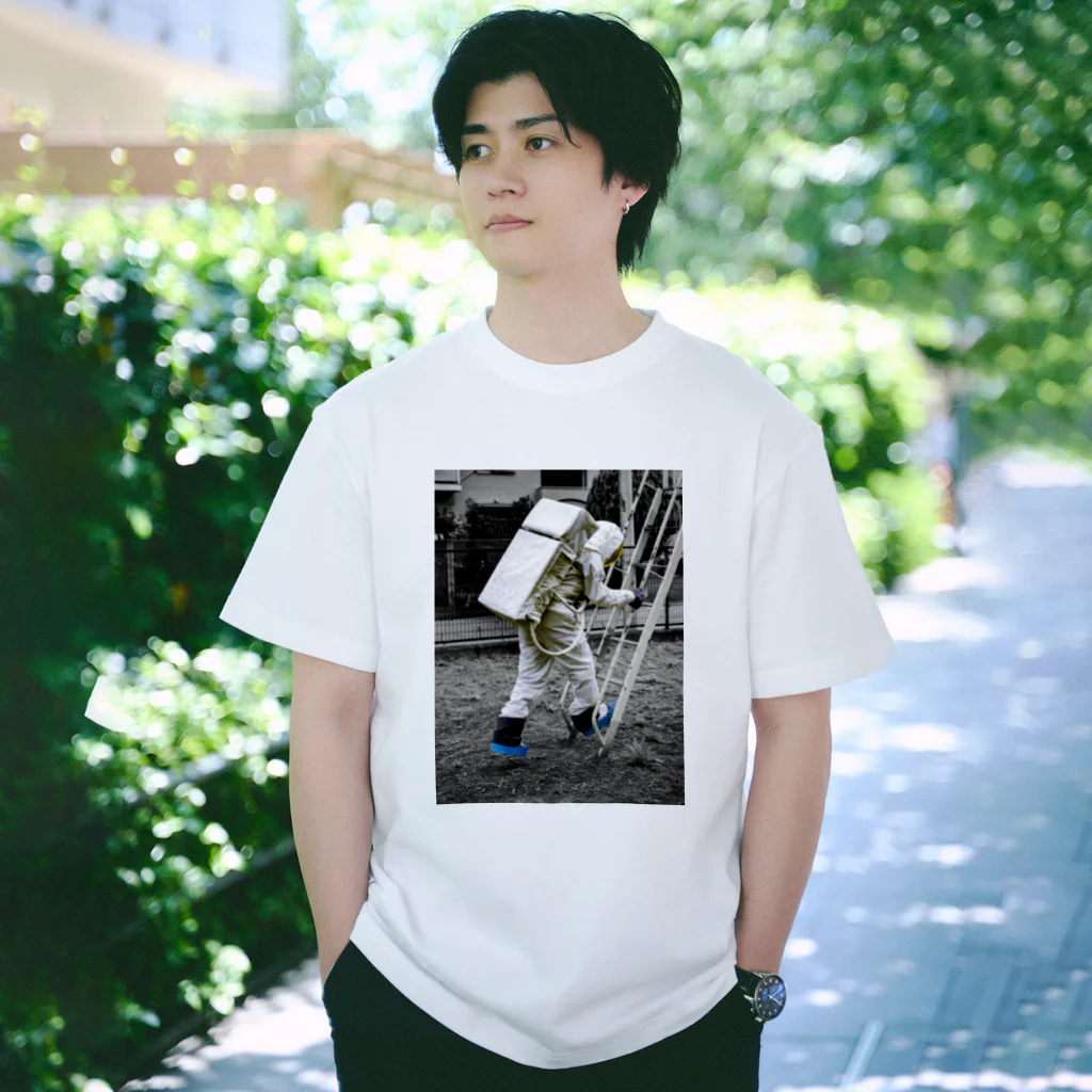 宇宙飛行士の日常の地球面着陸【ブラックver.】 Regular Fit T-Shirt
