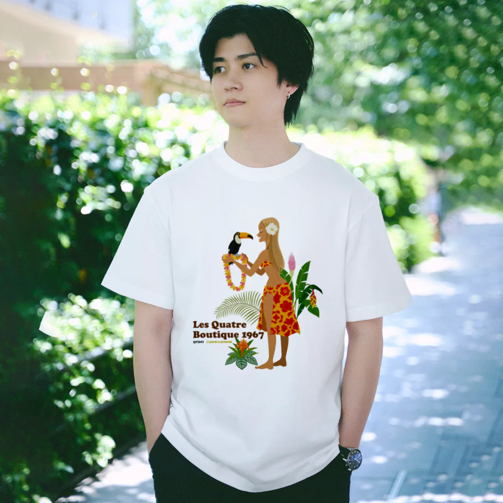 Quatre IllustrationのLQB1967_01_鳥と女の子 Regular Fit T-Shirt