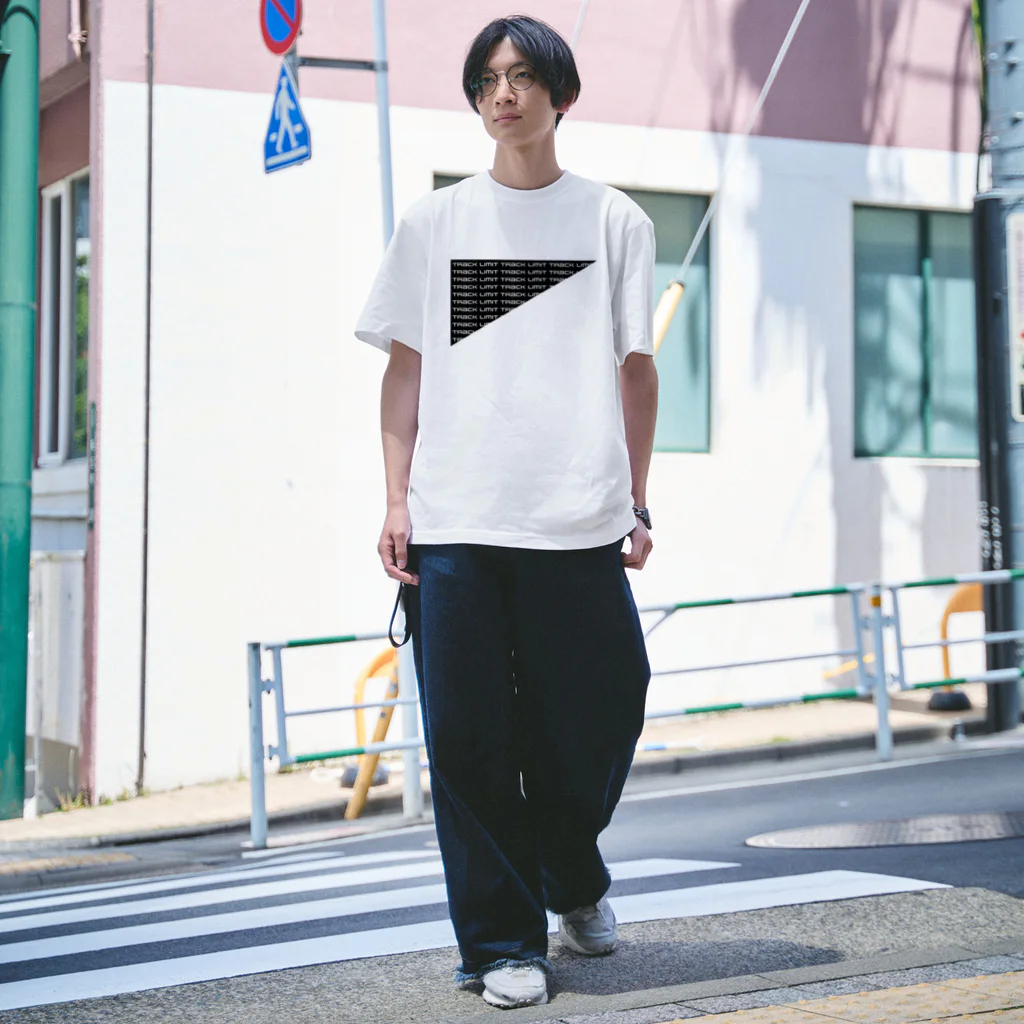 シルシファクトリーのトラリミがすぎるTシャツ WH Regular Fit T-Shirt