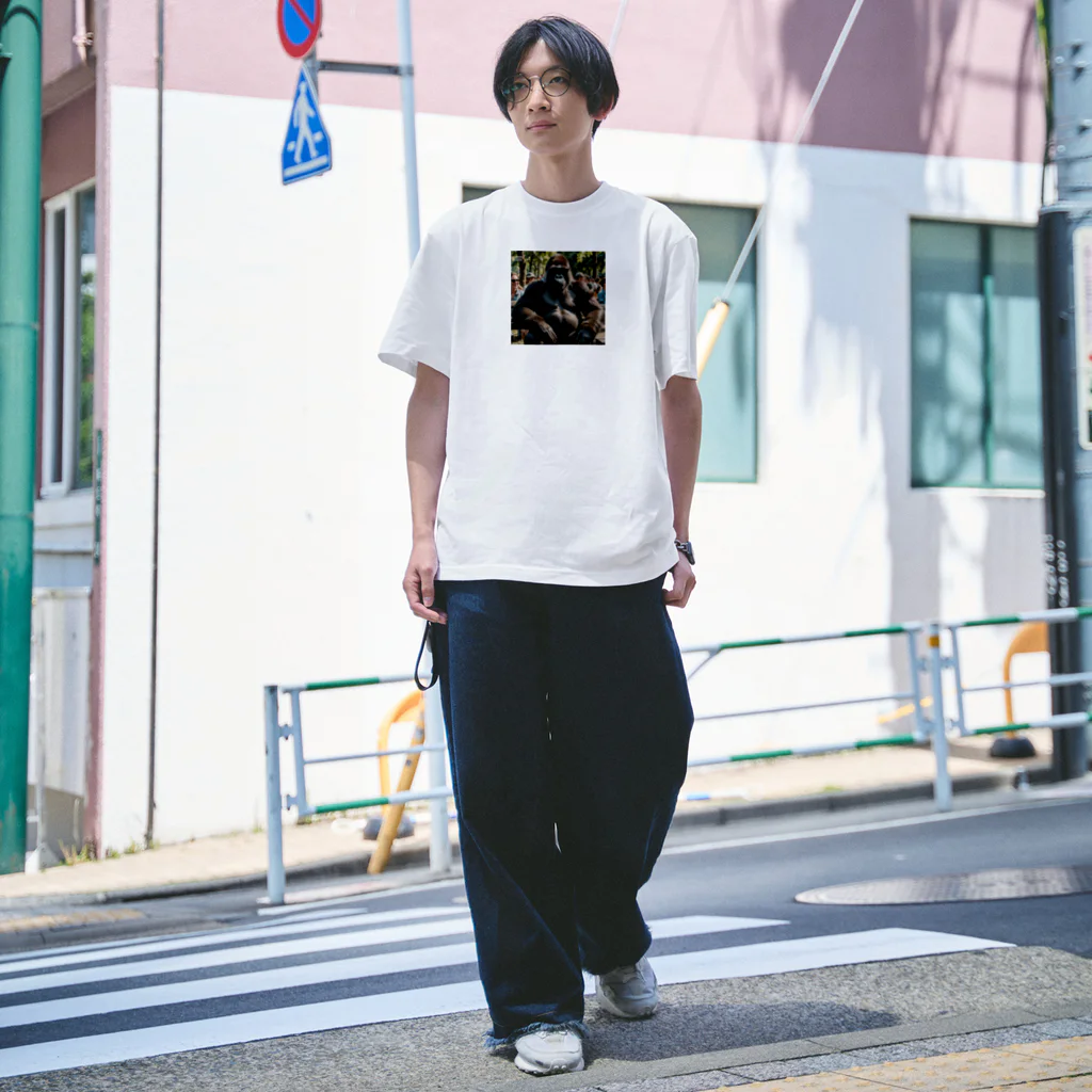 ゴリラをもっと身近に、もっとスタイリッシュに。のその視線、ゴリラ級のインパクト。 Regular Fit T-Shirt