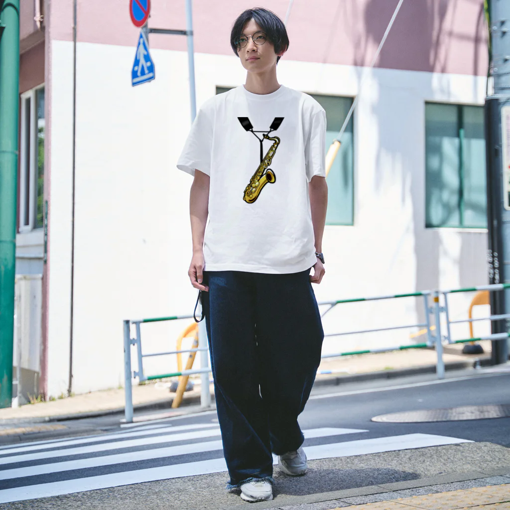 オカヤマの肩からサックスをぶら下げる Regular Fit T-Shirt