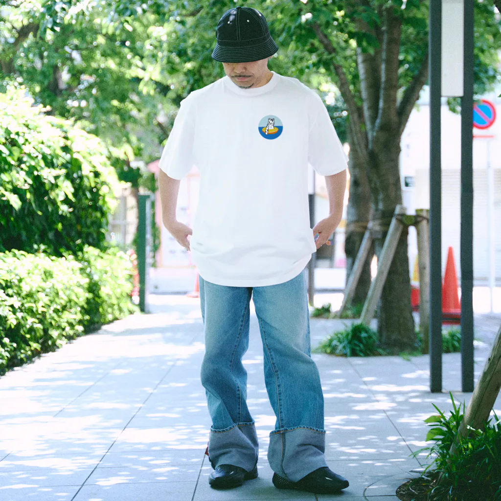 白いトラ-VARIOUS TIGERSのオレンジの浮き輪 白いトラ Regular Fit T-Shirt