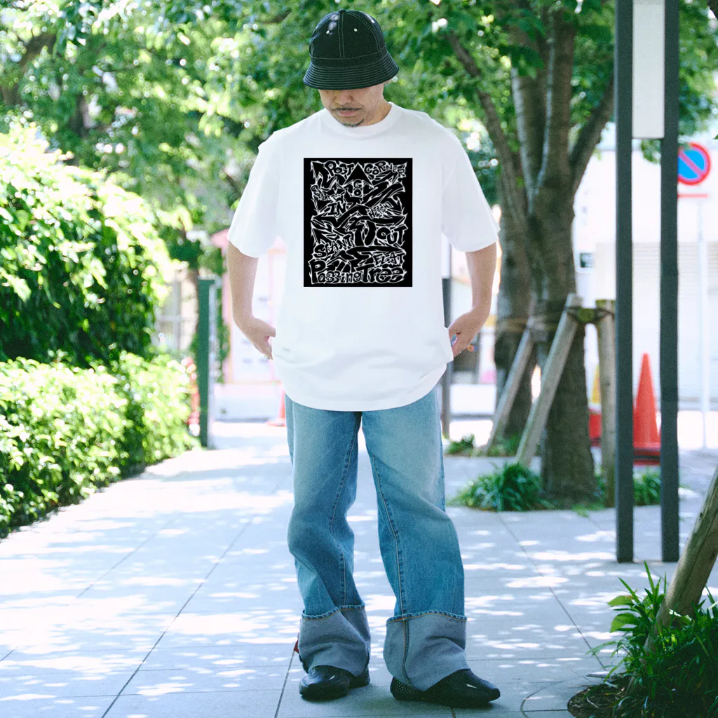PB.DesignsのPassingTree・ブラック Regular Fit T-Shirt