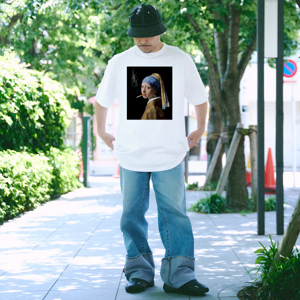 DRIPPEDのくわえタバコの少女 咥えタバコの少女-真珠の耳飾りの少女- Regular Fit T-Shirt