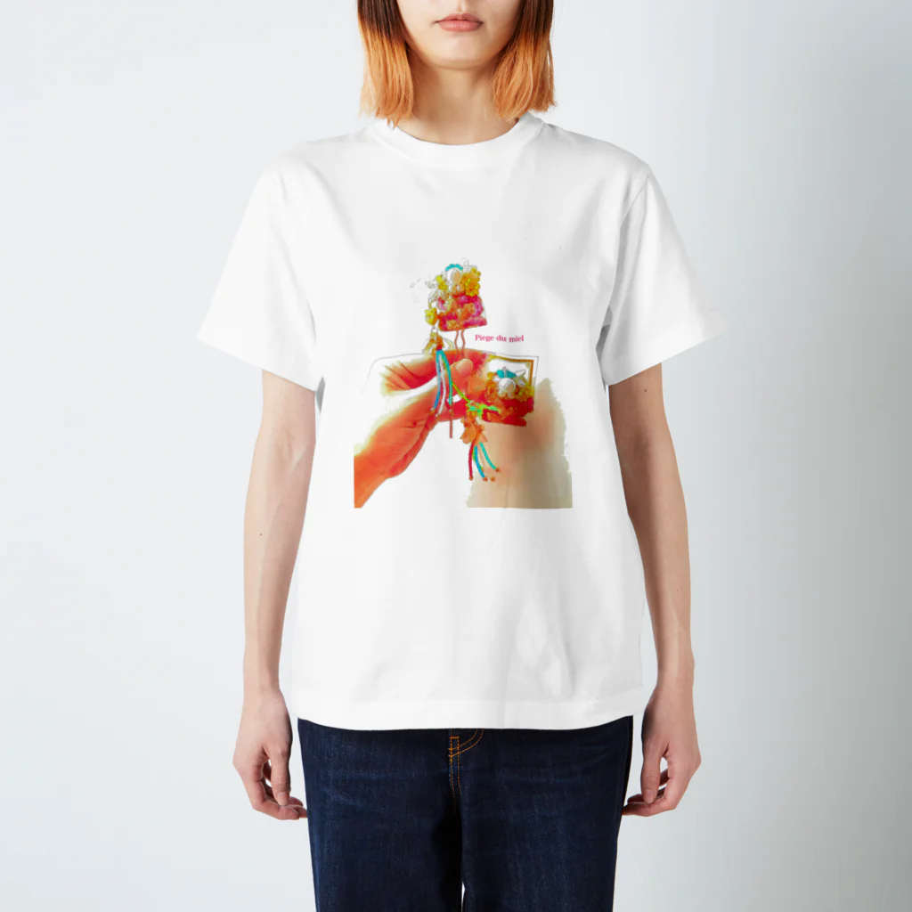 Piege du mielのRegarde moi(hau‘oli ブローチ) Regular Fit T-Shirt