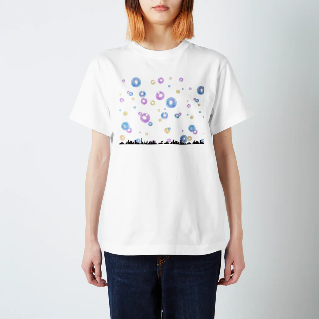 クロの店のしゃぼん玉と街並み Regular Fit T-Shirt