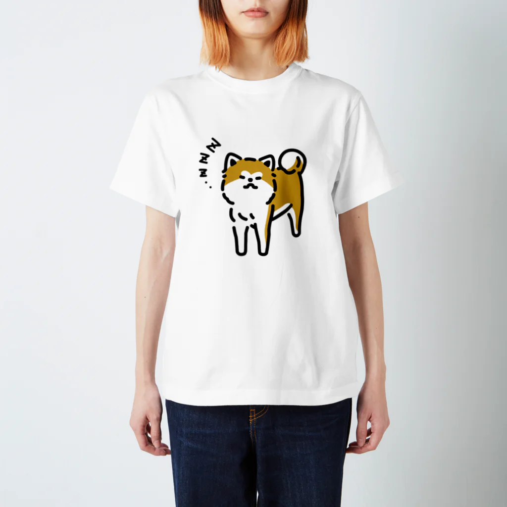 おもかわ〜おもしろい・かわいい専門店〜の立ち寝秋田犬 Regular Fit T-Shirt