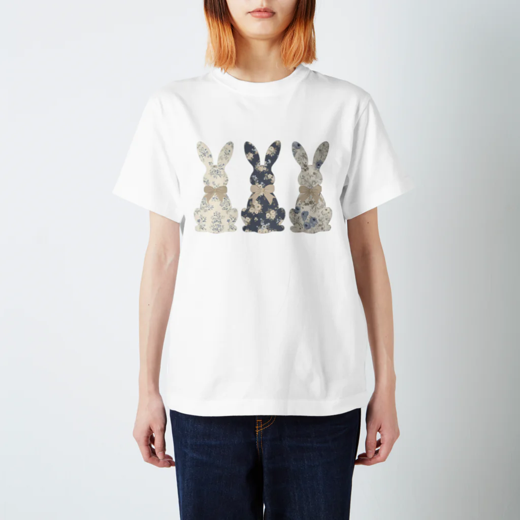 Kina-designの花柄うさぎ ナチュラルテイストのうさぎ柄 おしゃれ＆かわいいグッズ Regular Fit T-Shirt