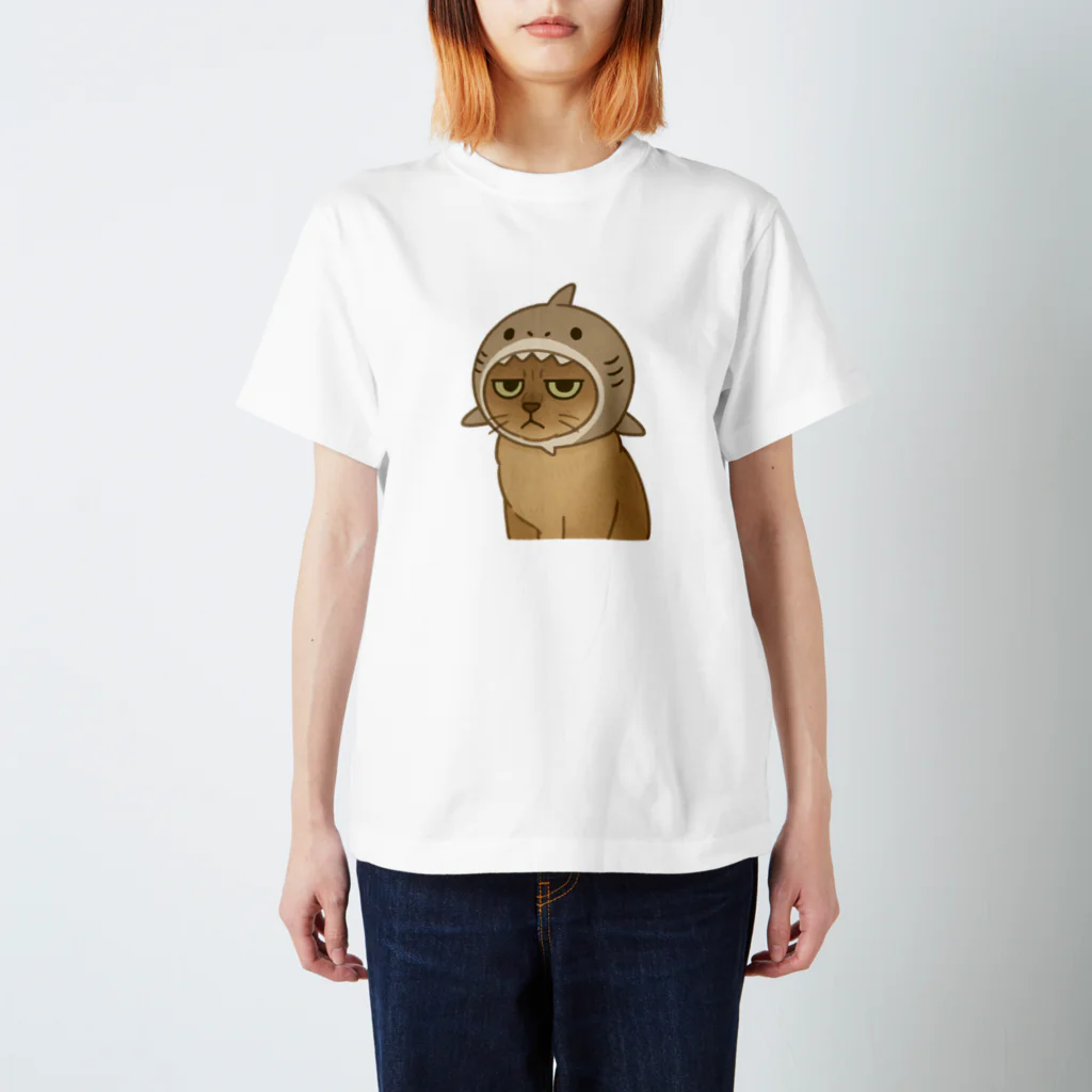 白菜ショップのサメ帽かぶった猫 Regular Fit T-Shirt
