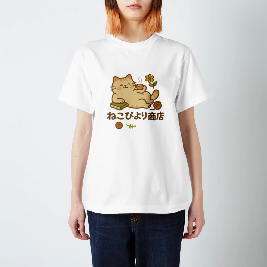 ねこびより商店のねこびより看板ねこTシャツ（Nekobiyori Shop Mascot Tee） Regular Fit T-Shirt