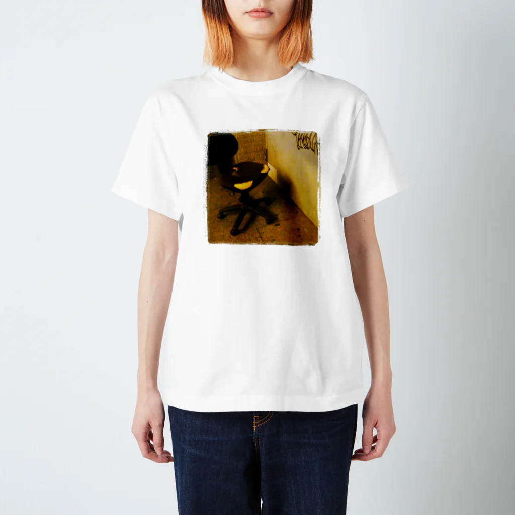 たぬきの新宿東口の片隅 Regular Fit T-Shirt