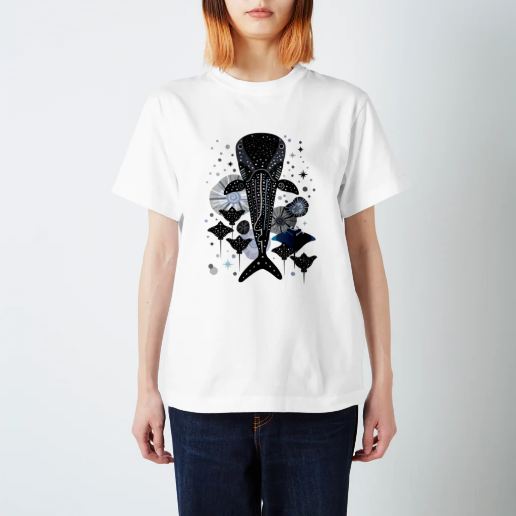 みなとまち層のジンベエザメとマンタたち Regular Fit T-Shirt
