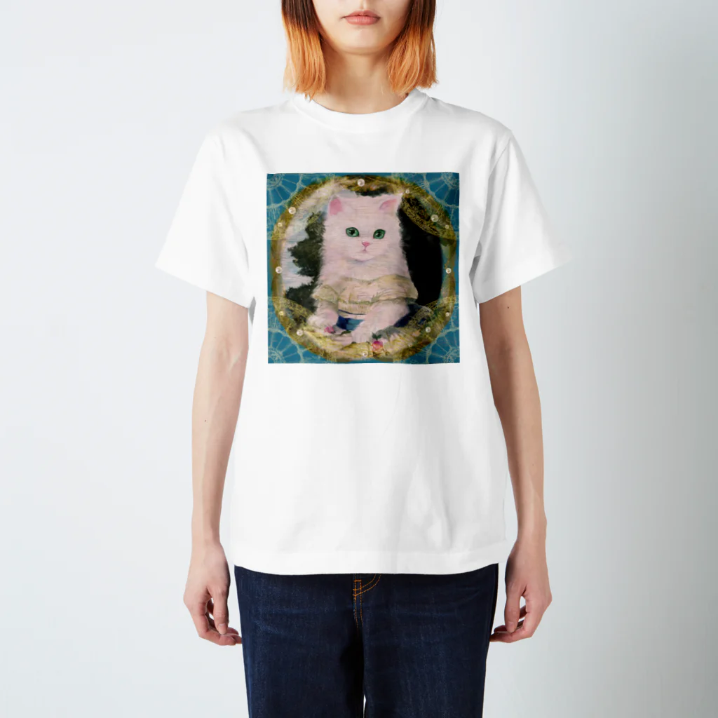 NORIMA'S SHOP のドレスを着た白い子猫のアンティーク風肖像画 Regular Fit T-Shirt