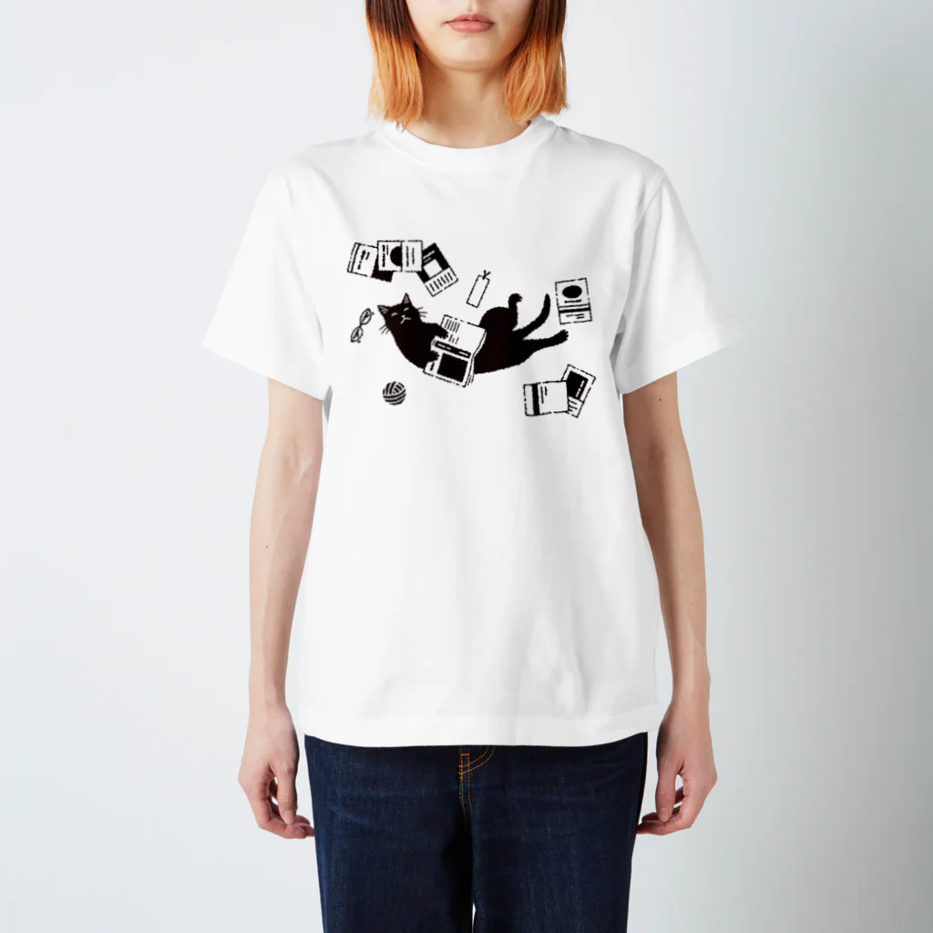 123izmの読書ねこ（黒） Regular Fit T-Shirt