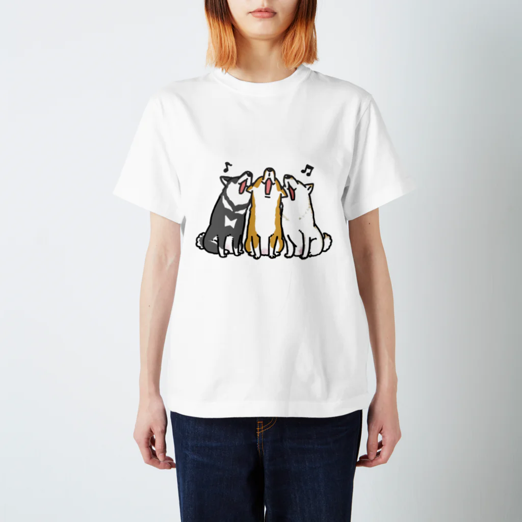 真希ナルセ（マキナル）の歌う三柴（赤・黒・白） Regular Fit T-Shirt