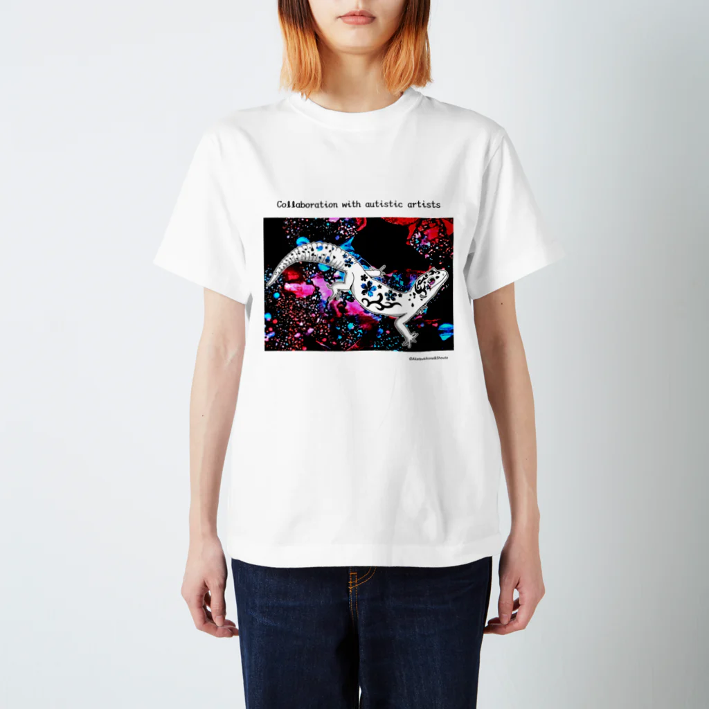 箱庭金魚❀暁姫のCollaboration with autism 桜トライバルレオパ Regular Fit T-Shirt